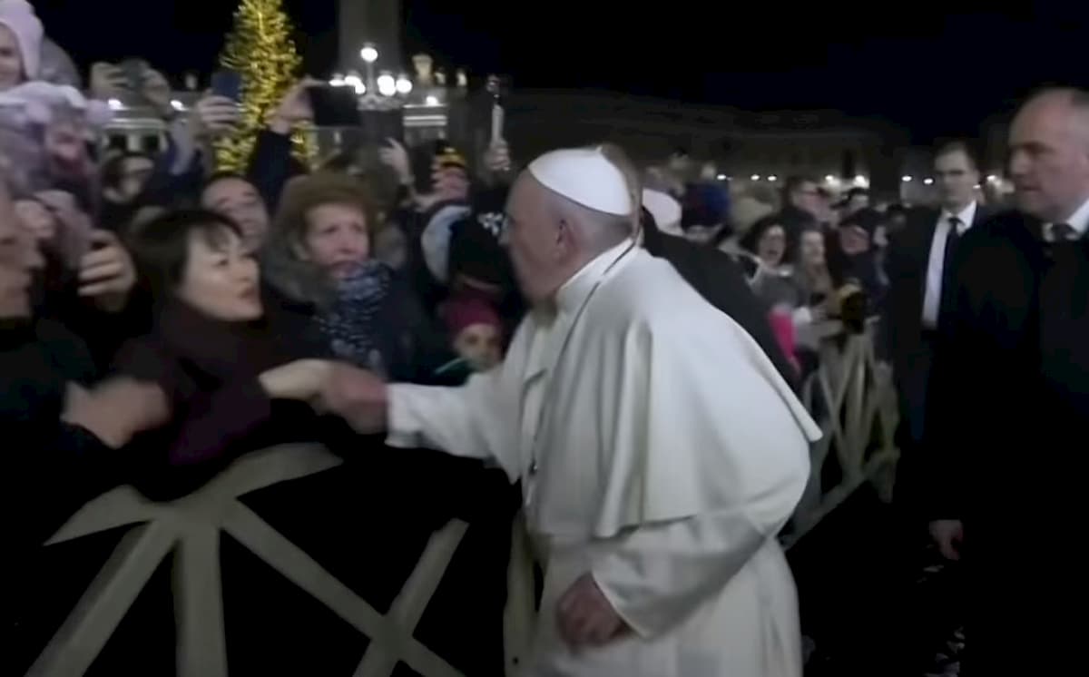 Papa Francesco chiede scusa per lo schiaffetto alla mano della fedele. Ma sui social in molti lo criticano
