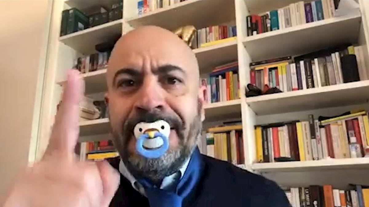 Regionali, Paragone sfotte Di Maio col ciuccio in bocca: "E io mi tolgo la cravatta..."