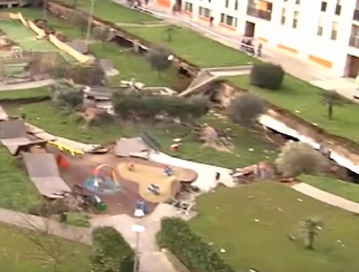 parco giochi collassato