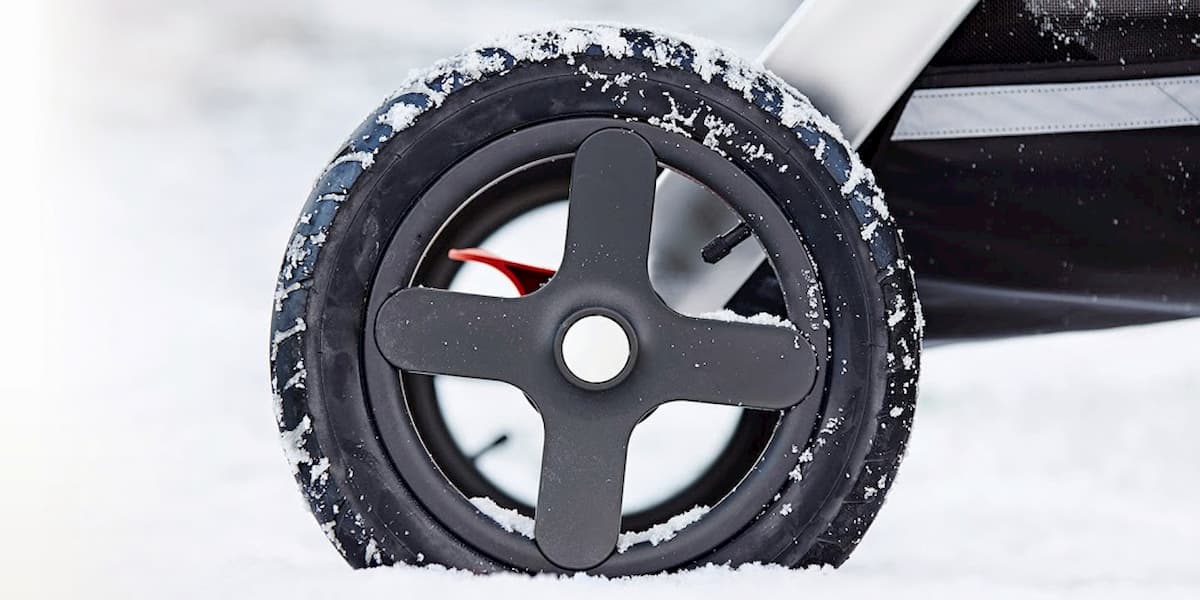 Russia, neonato lasciato per 5 ore nel passeggino sul balcone a -20 °C: morto congelato