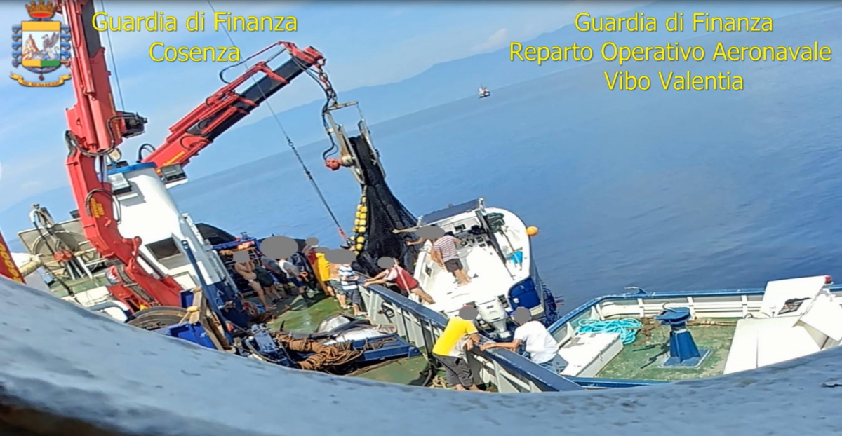 Paola, arrestati ladri di tonno rosso: abbordavano pescherecci