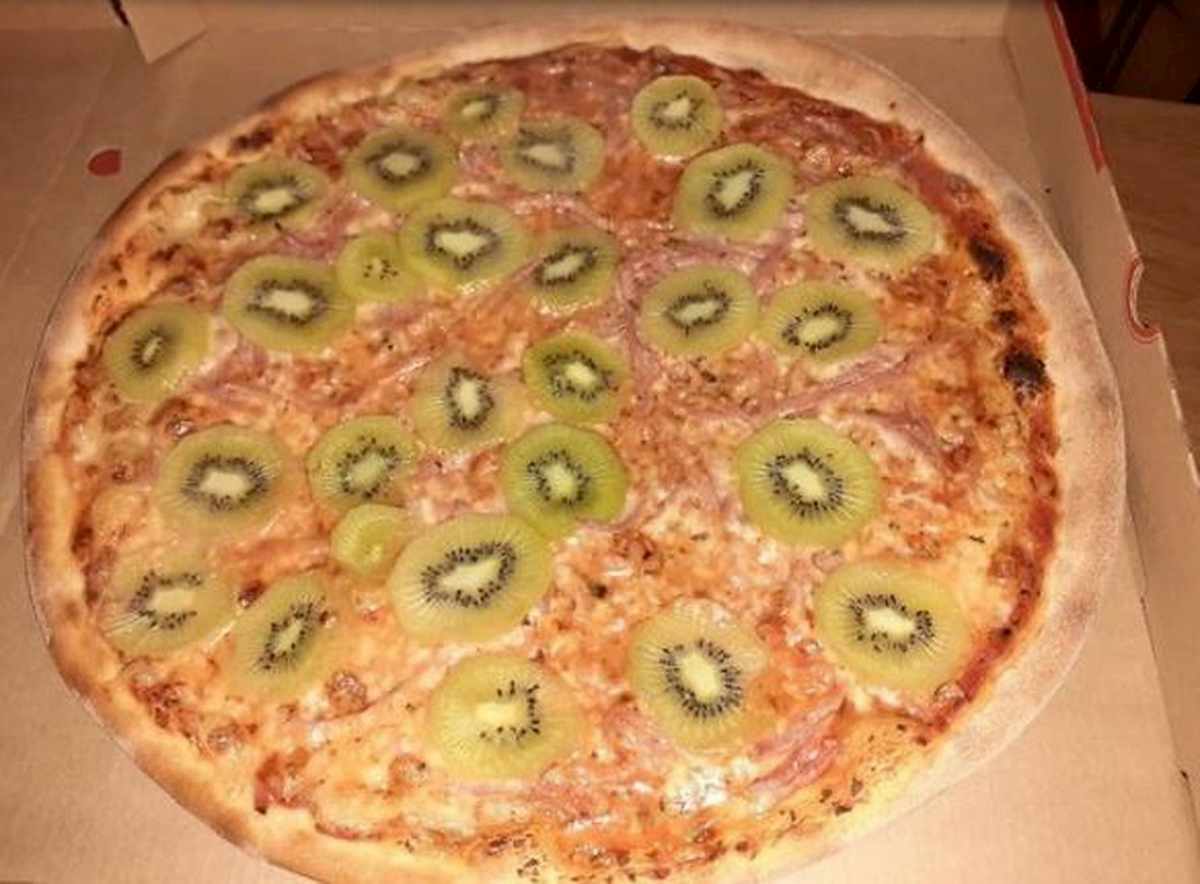Pizza con kiwi: l'ultimo scempio arriva dalla Svezia, ma la rete si ribella