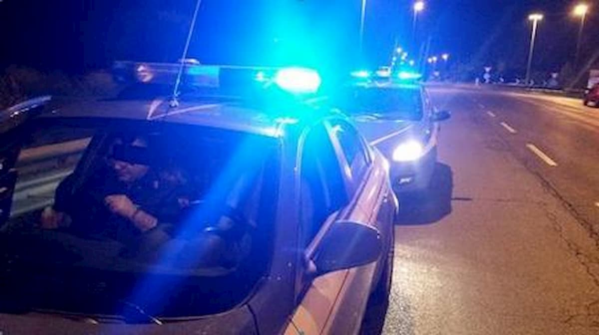 Torino, non si ferma all'alt della polizia: scatta l'inseguimento. E lui tenta di investire un agente