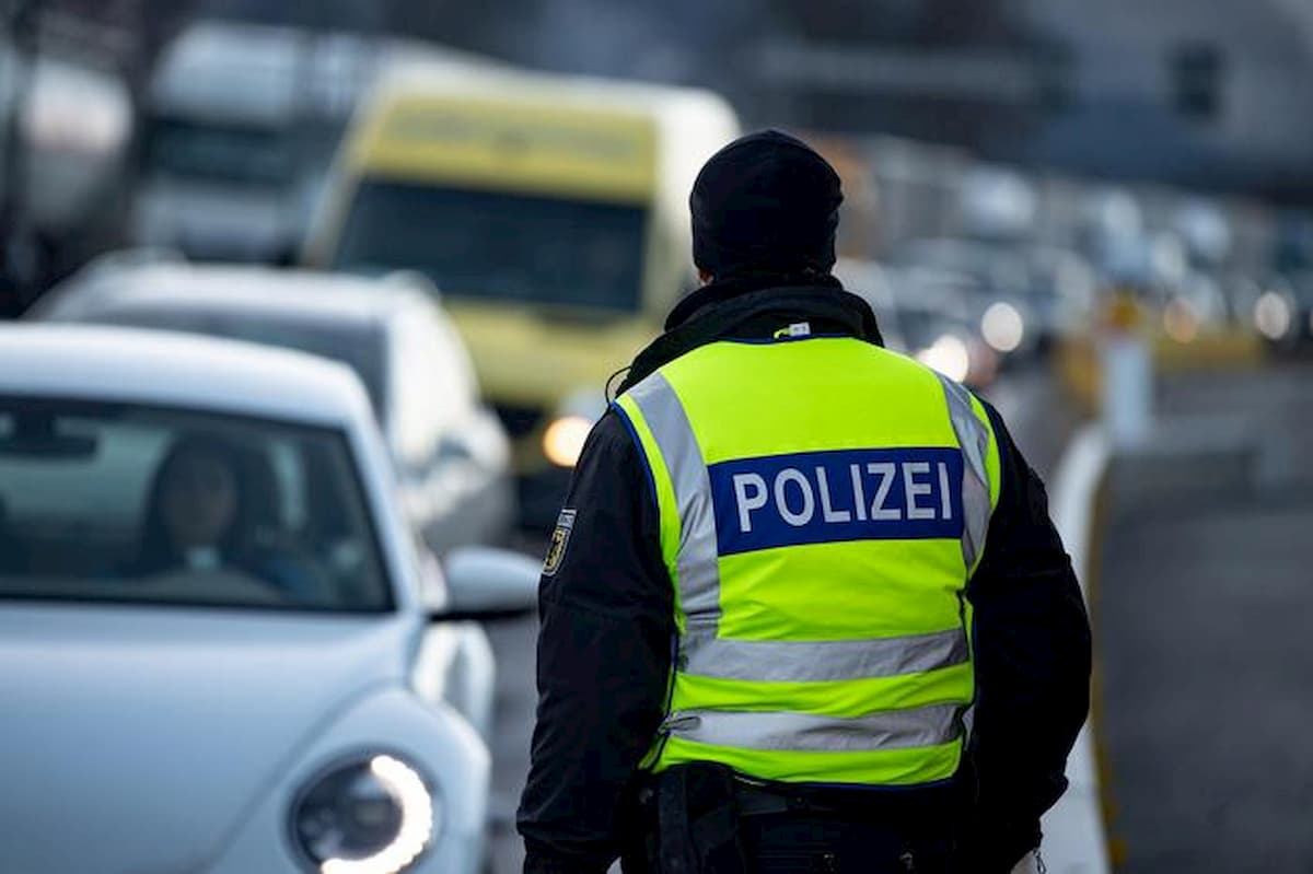 Germania, turco attacca gli agenti. La polizia lo uccide