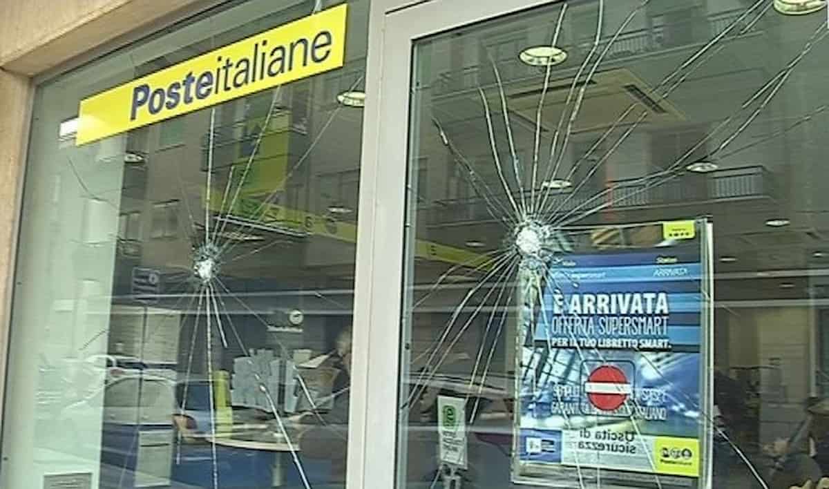 Piove di Sacco, il reddito di cittadinanza ritarda: marocchino sfascia l’ufficio postale