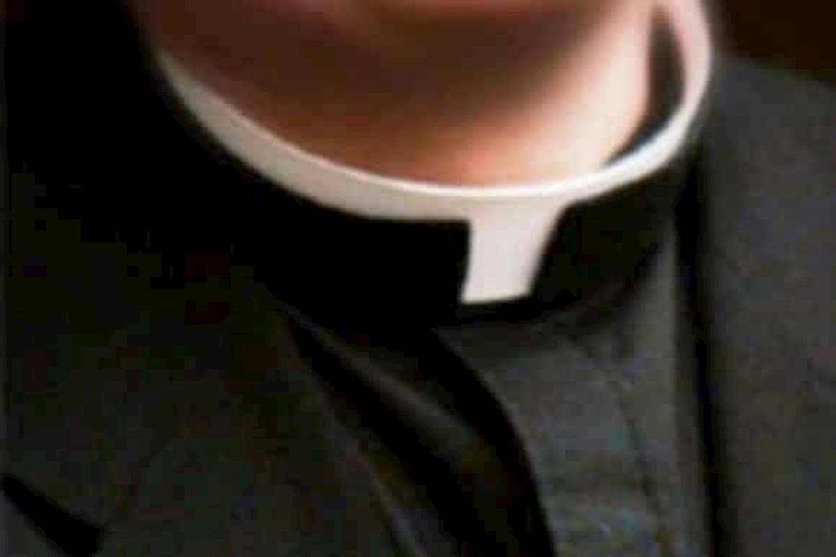 Prato, presunti abusi di gruppo su due bambini: indagati 9 religiosi