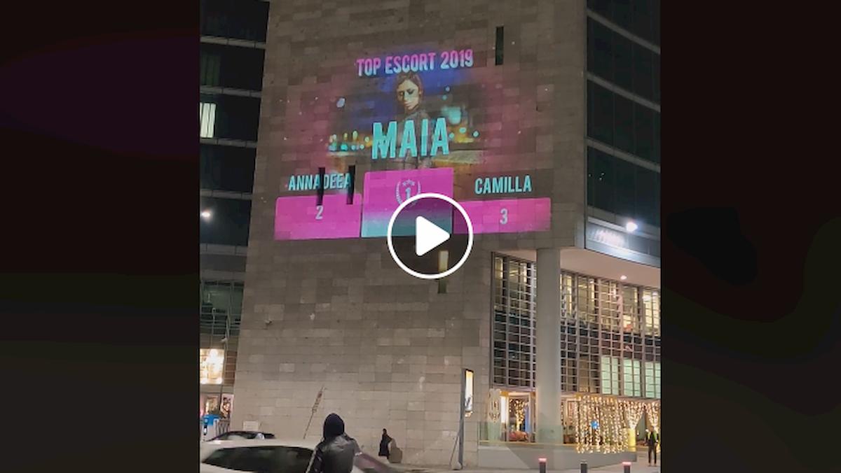 Regione Lombardia, sulla facciata del Pirellone bis spunta la pubblicità di un sito di escort