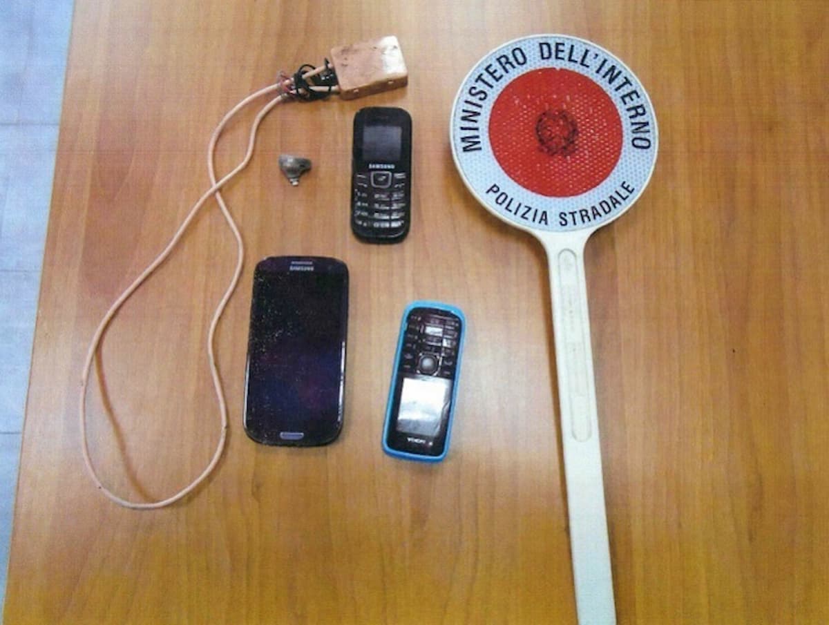 Crotone, ricetrasmittente all'esame per la patente di guida: tre denunce