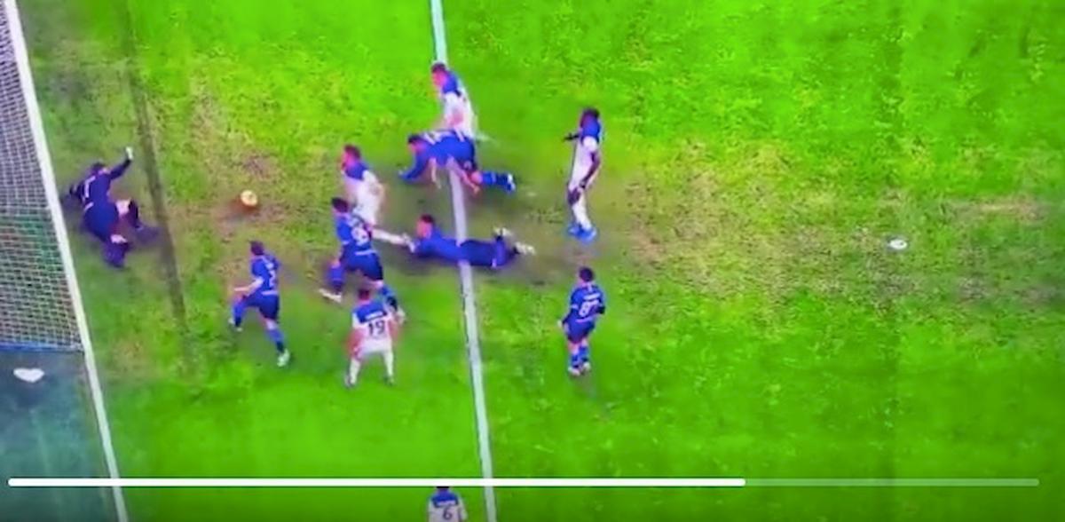 Inter-Atalanta, Lautaro su Toloi: era rigore ed espulsione. Tifosi Juventus: "Fate prima a consegnargli lo scudetto"