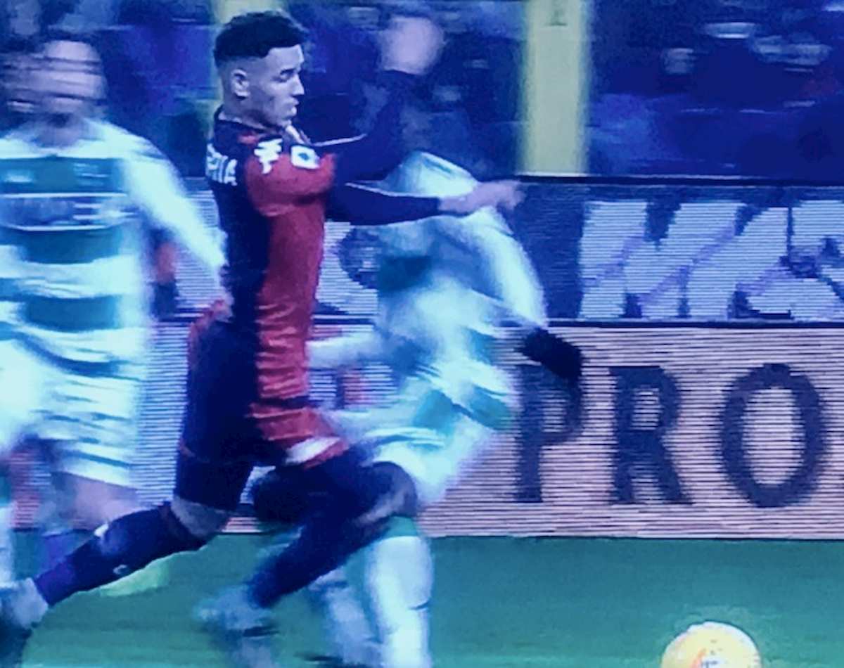 Rigore Genoa-Sassuolo, fallo di Obiang su Sanabria o tuffo?