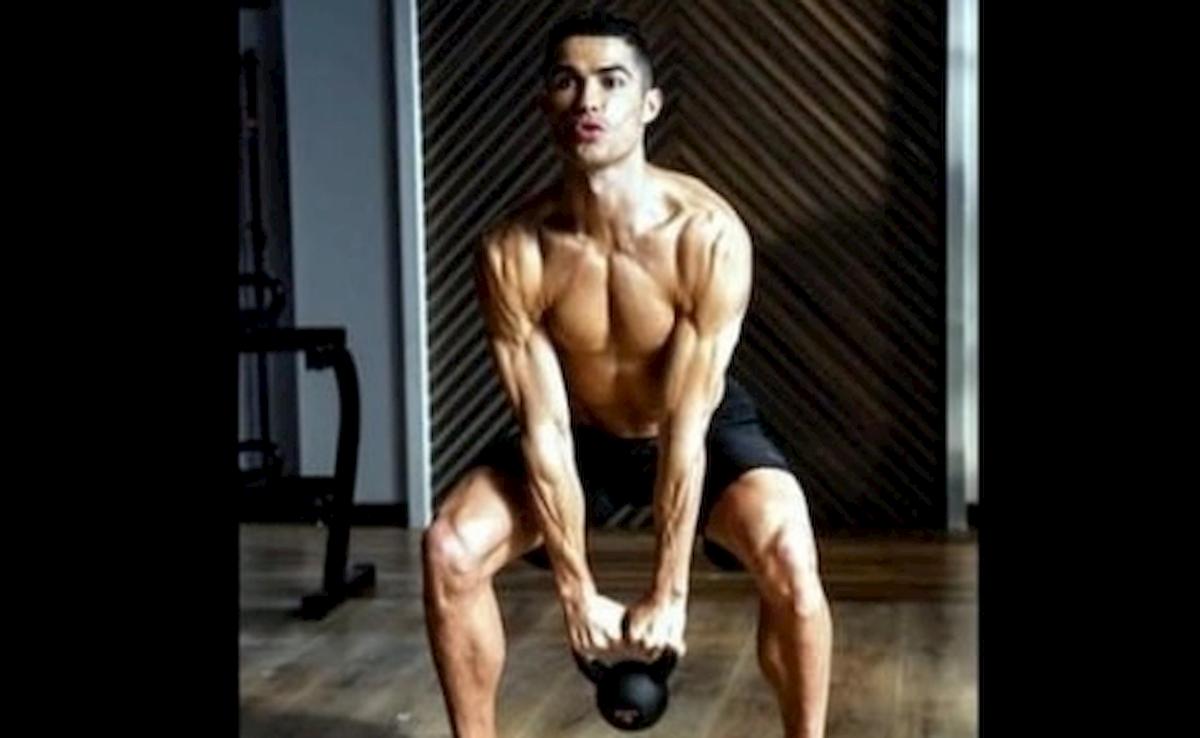 Cristiano Ronaldo si allena anche a casa, la foto su Instagram fa il pieno di like