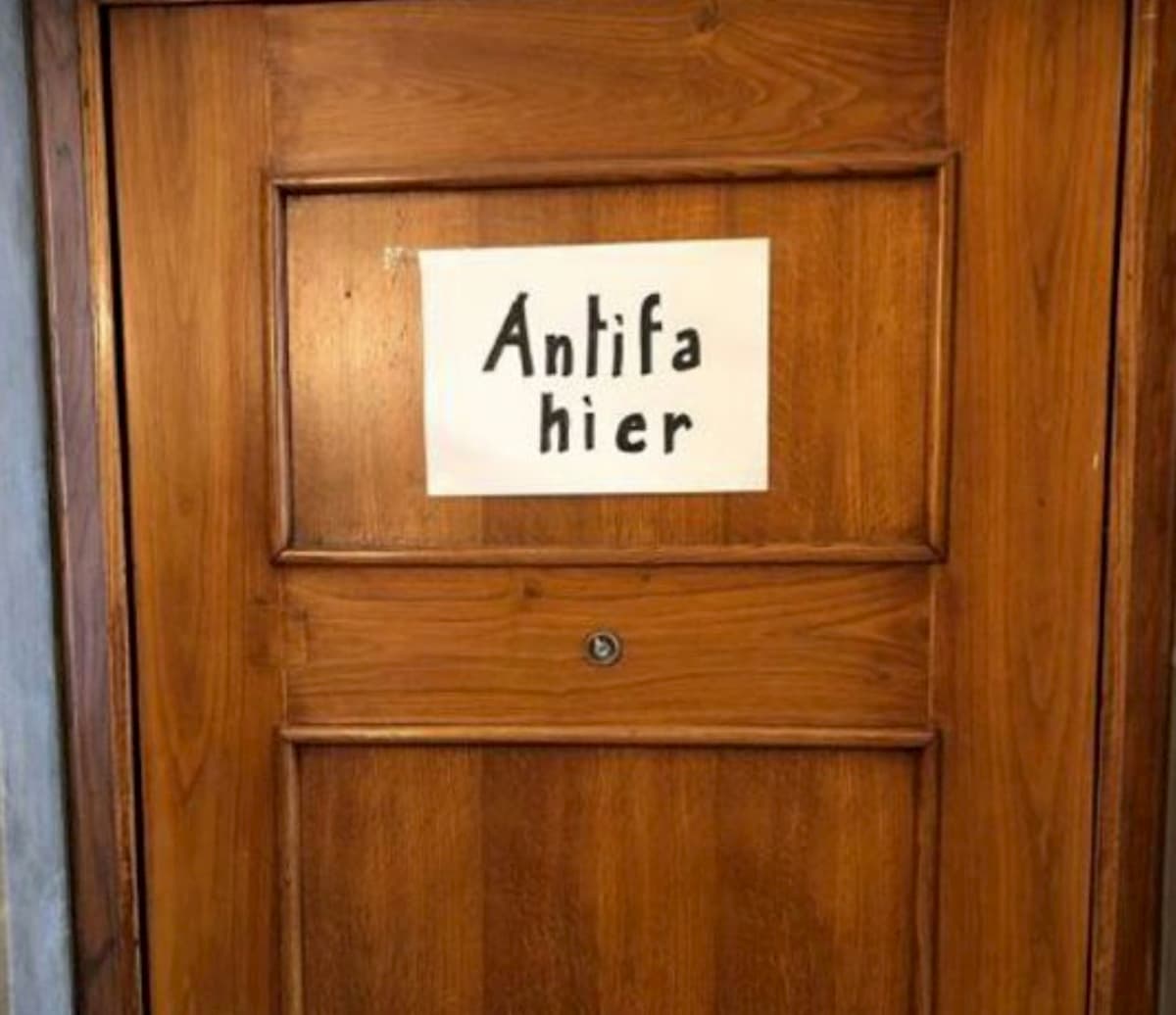 Antisemitismo, "Antifa Hier": Beppe Sala ribatte alla scritta sulla casa della deportata a Mondovì