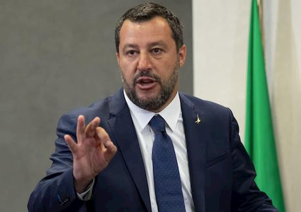 Coronavirus, Salvini: "Altro che frontiere aperte. Incapaci al governo". Iv e Pd: "Sciacallo"