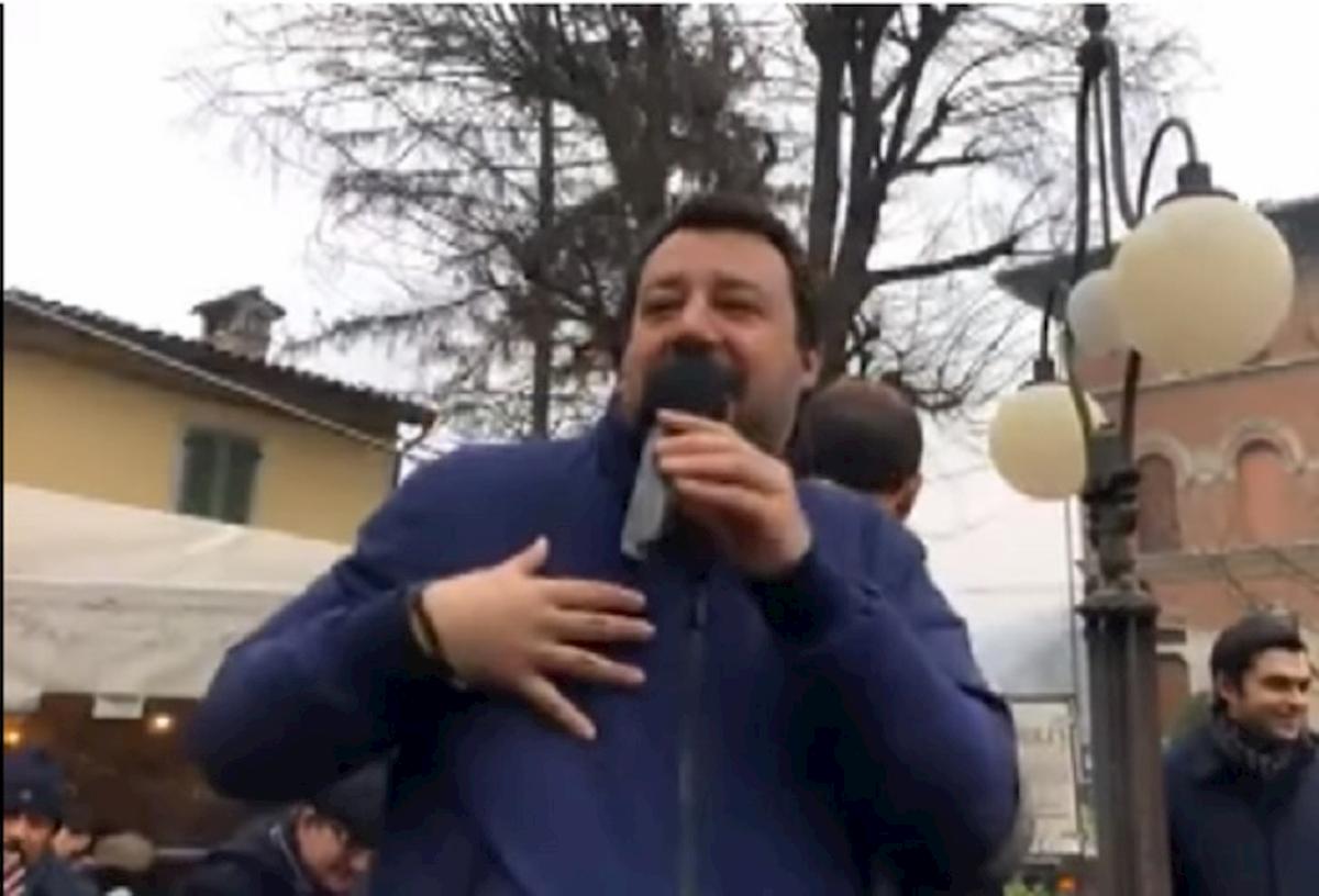 salvini comizio sedia