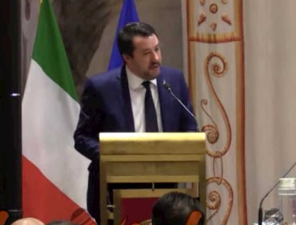 Antisemitismo, convegno della Lega. Salvini: "Liliana Segre ha tanto da insegnare, Carola Rackete no" VIDEO