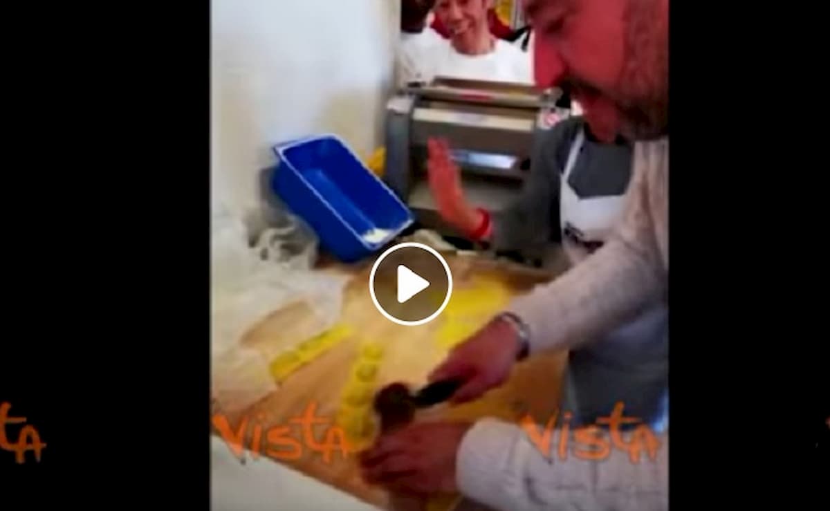Matteo Salvini prepara i cappelletti. Continua la campagna elettorale pop in Emilia