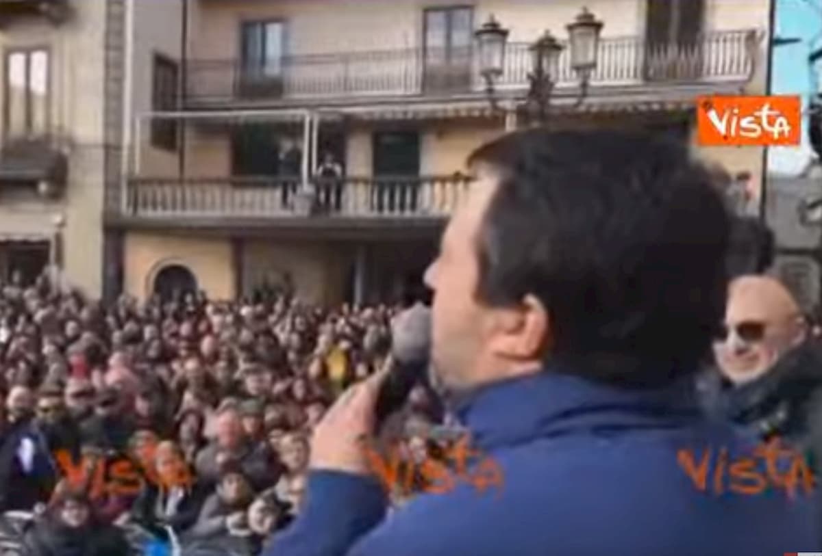 Salvini ai contestatori: "Mia figlia di 7 anni fa discorsi più articolati" VIDEO