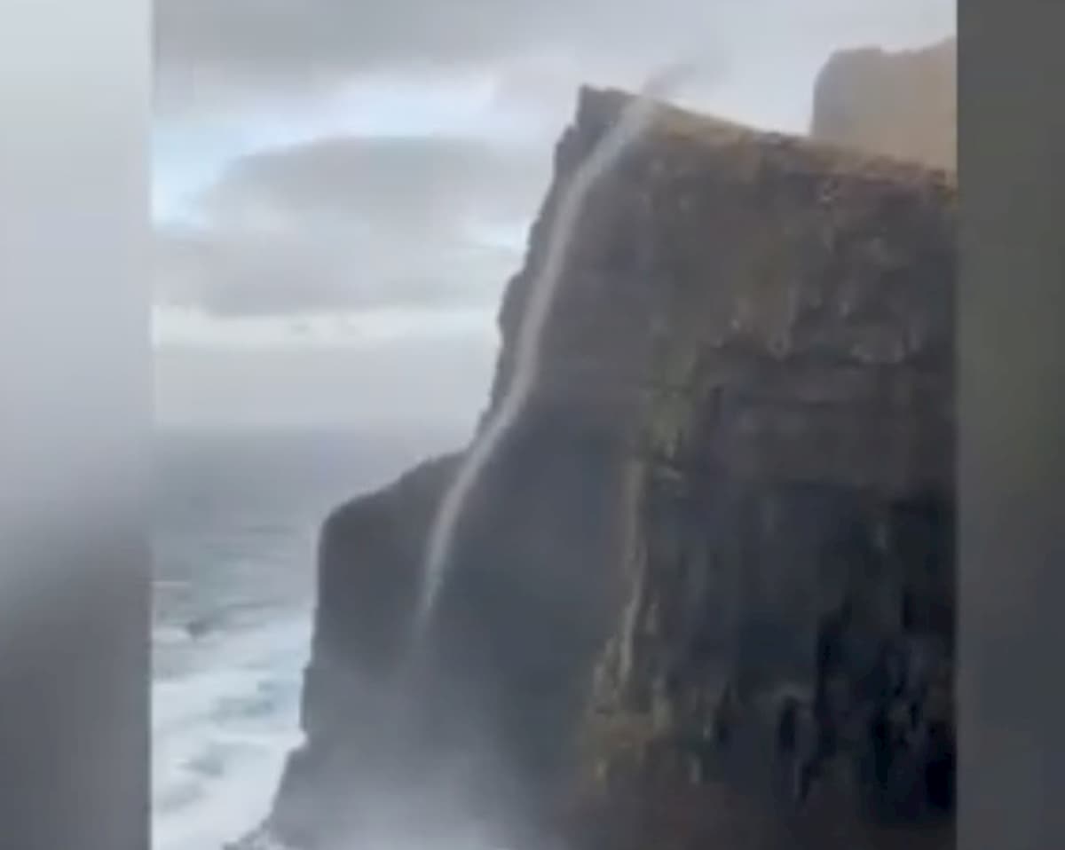 Tromba marina risale la scogliera di Beinisvoro, alle isole Faroe VIDEO