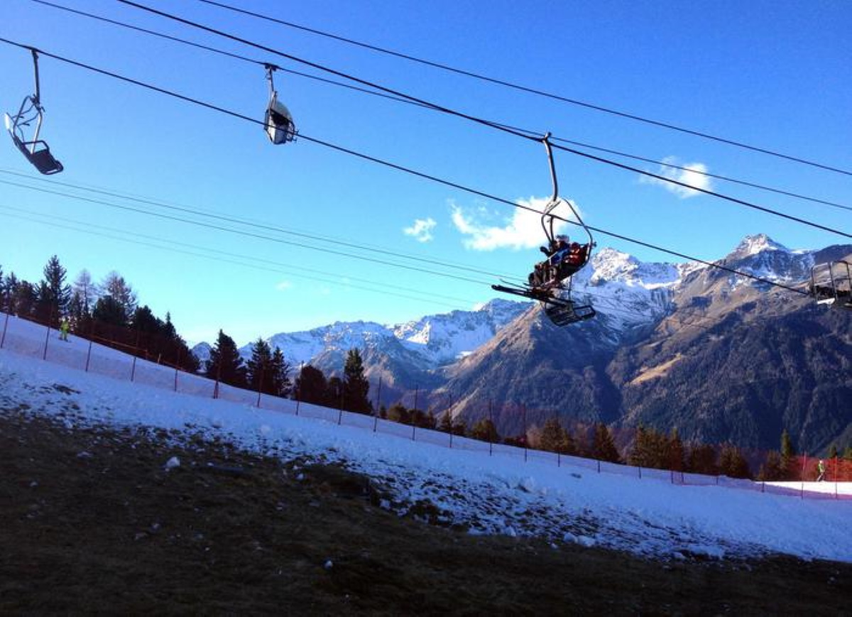 Montagnola, bimbo scivola dalla seggiovia: medico lo salva al volo