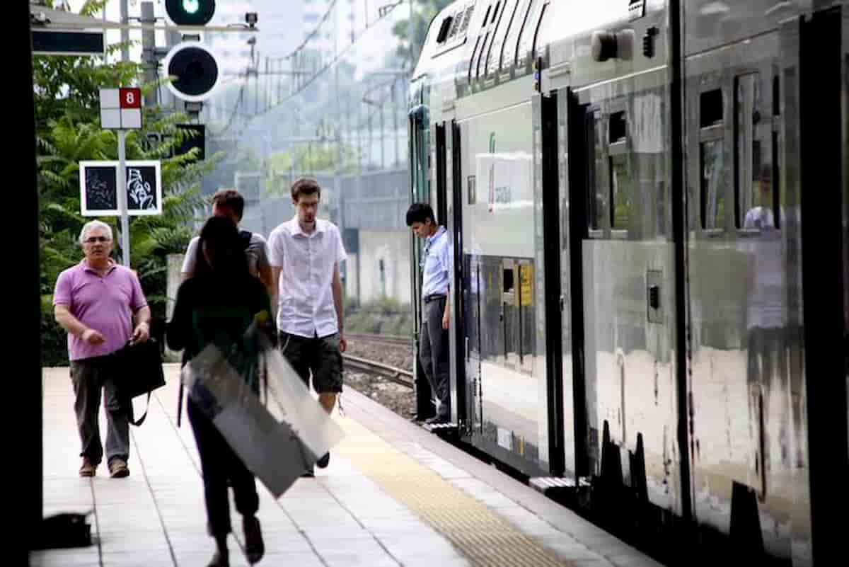Seregno: capotreno presa a pugni sul treno da un passeggero senza biglietto. E nessuno la difende