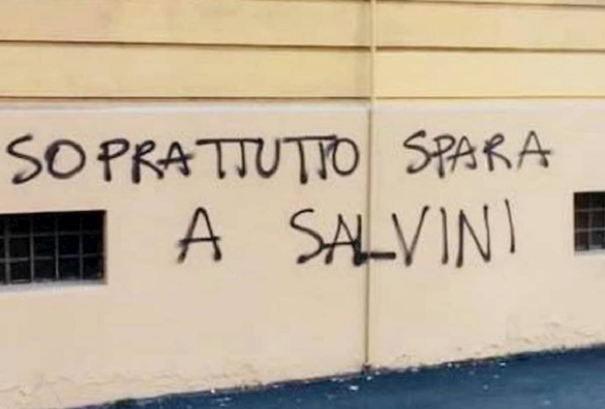 "Soprattutto spara a Salvini": la scritta apparsa su un muro alla periferia di Bologna FOTO