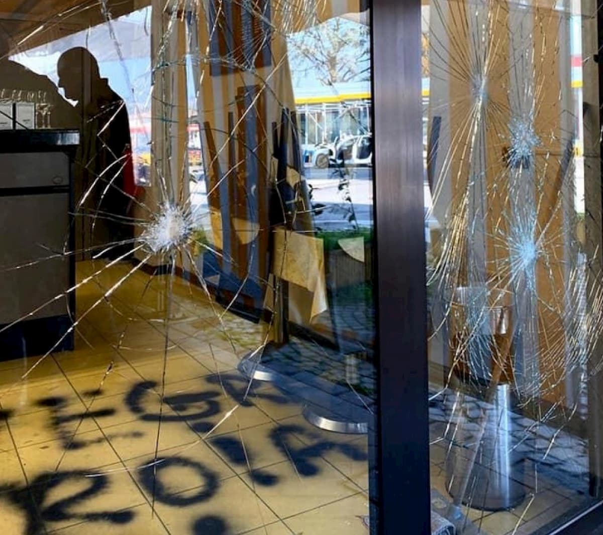 Rezzato (Brescia), svastica e scritta razzista nel bar di una italo-marocchina