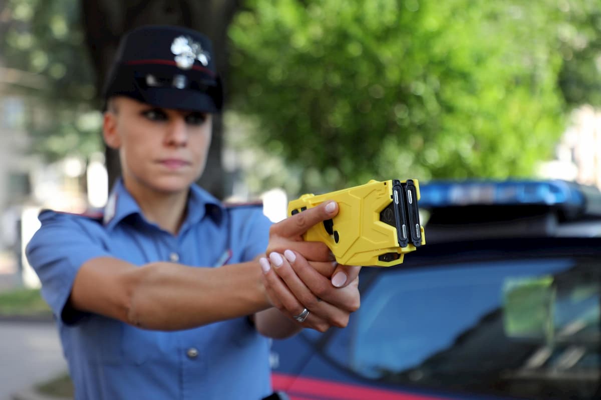 Taser, la pistola ad impulsi elettrici sarà in dotazione alle forze dell'ordine