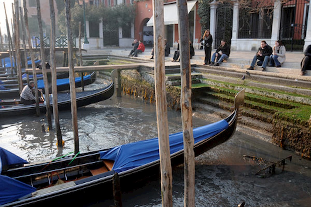 Venezia, dopo l'acqua alta l'acqua bassa record: canali a secco