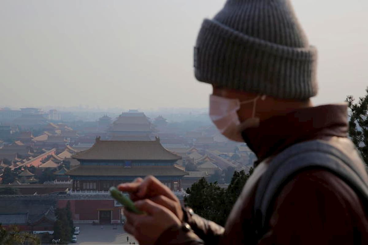 Coronavirus, terzo caso confermato in Francia. Falso allarme a Parma. In Cina 26 vittime e 897 contagi