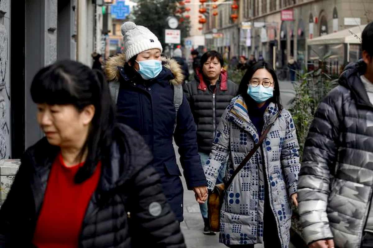 Coronavirus, cresce la paura: mascherine a ruba a Roma e Milano