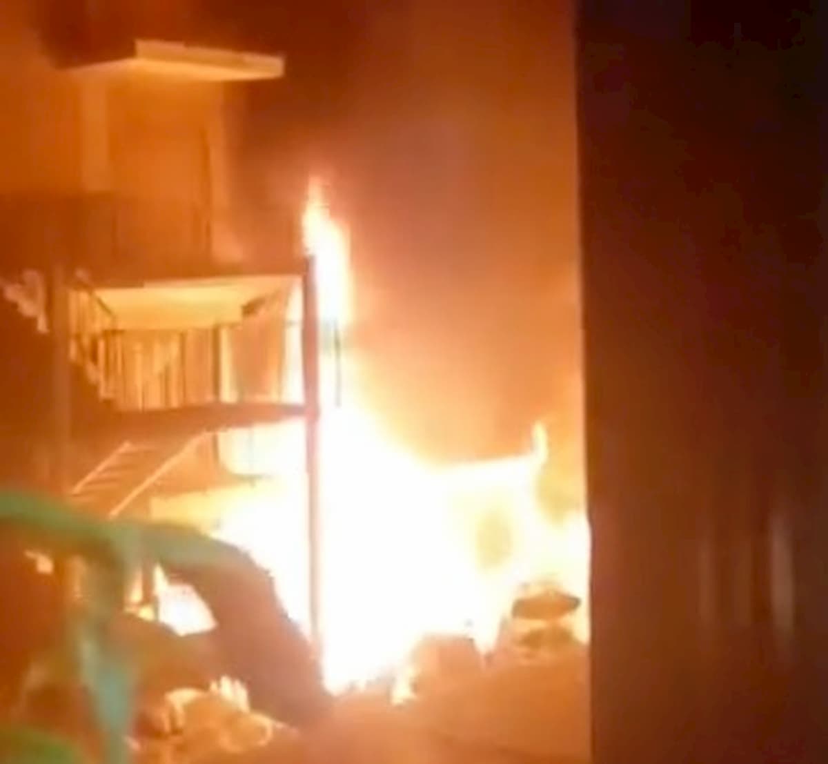 Napoli, incendio al deposito del Coin al Vomero