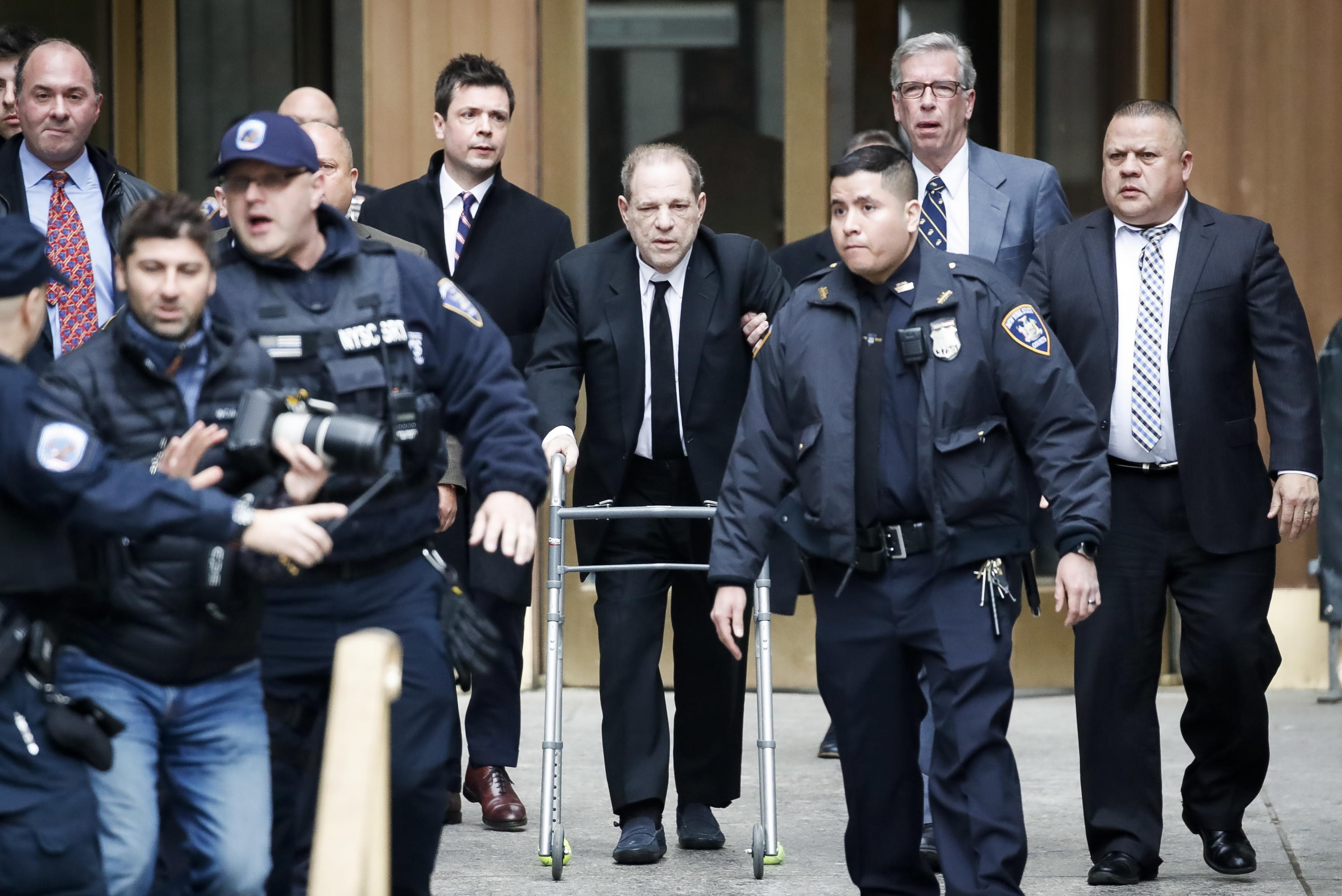 Harvey Weinstein a processo a New York: in aula col deambulatore