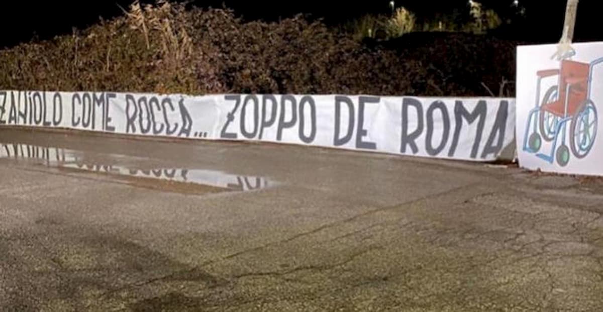 "Zaniolo come Rocca, zoppo de Roma": lo striscione dei tifosi della Lazio. La figlia dell'ex terzino: "Mi fate schifo"