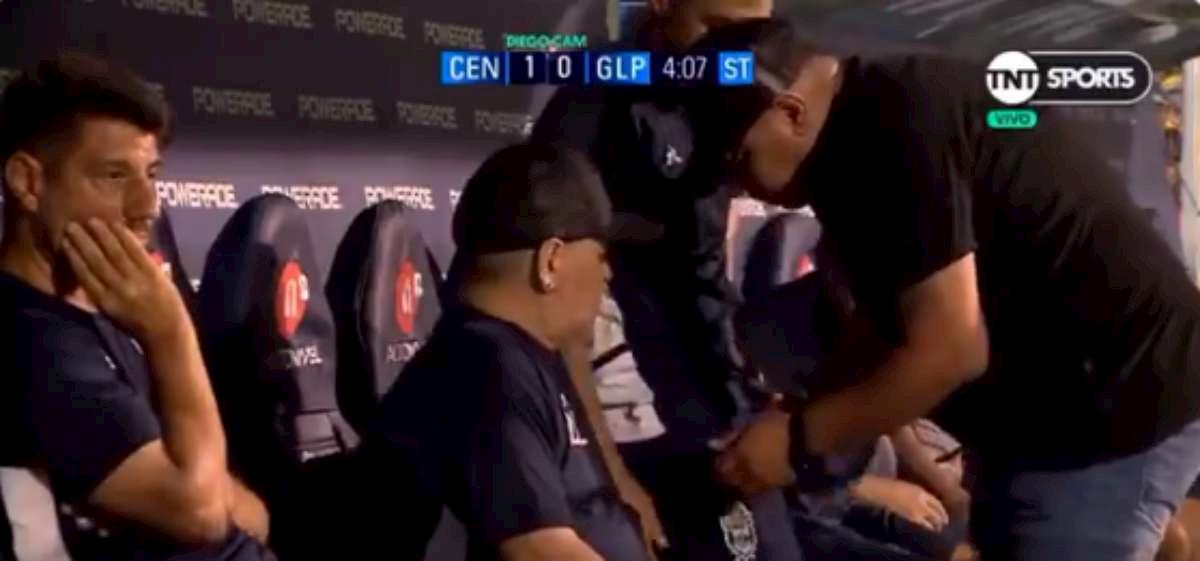 Maradona nella bufera, sui social: "Si droga in panchina"