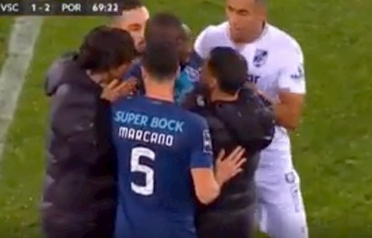 Marega abbandona il campo dopo cori razzisti, arbitro lo ammonisce VIDEO
