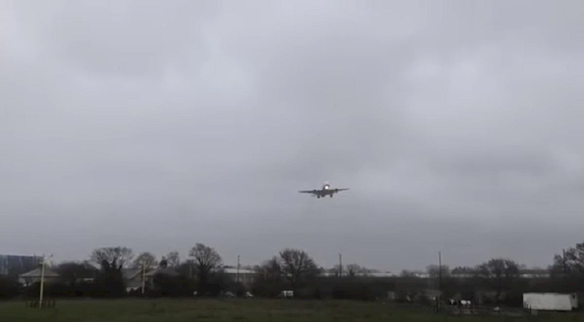 tempesta ciara aereo londra