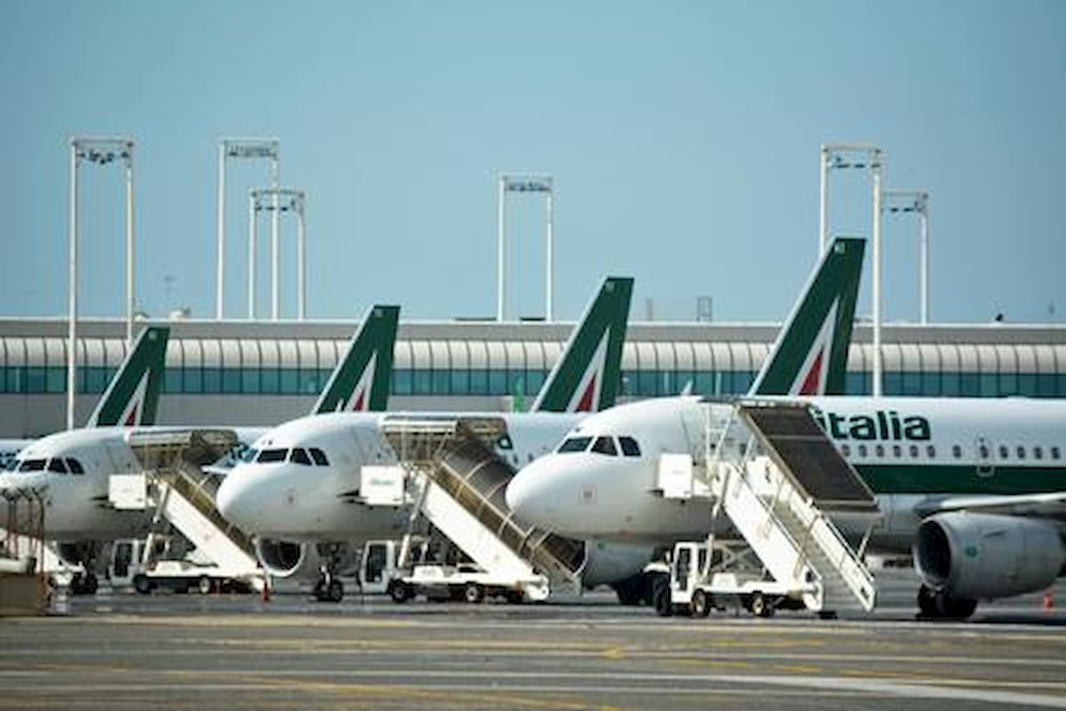 Sciopero aereo martedì 25 febbraio: Alitalia cancella 350 voli