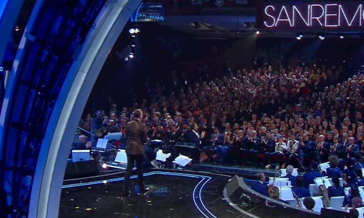 Sanremo 2020, Amadeus ricorda le vittime dell'incidente di Livraga