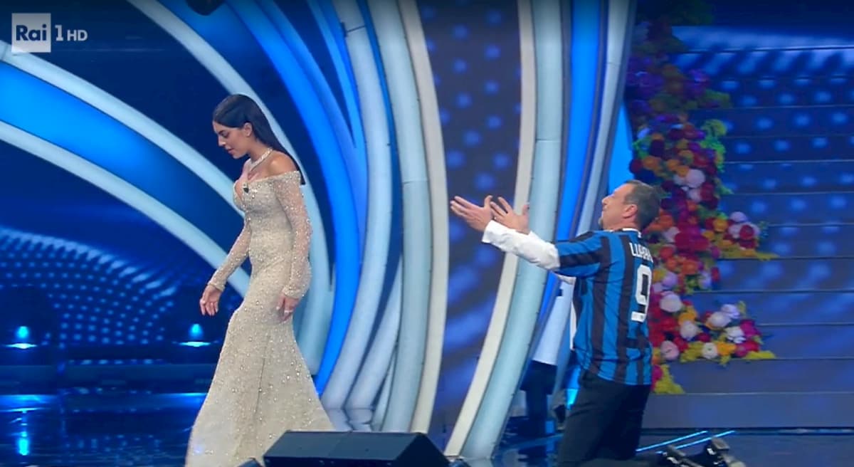 Georgina Rodriguez a Sanremo, Amadeus si inginocchia e le mostra la maglia dell'Inter
