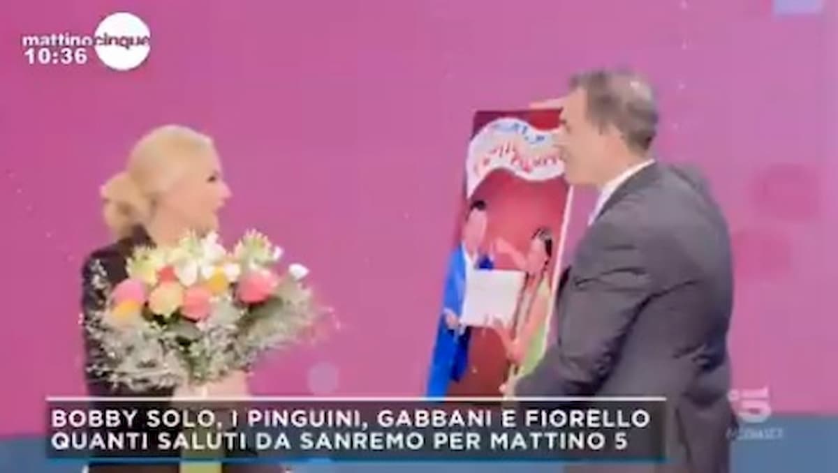 Mattino 5, Amadeus sorpresa per Federica Panicucci: mazzo di fiori in diretta