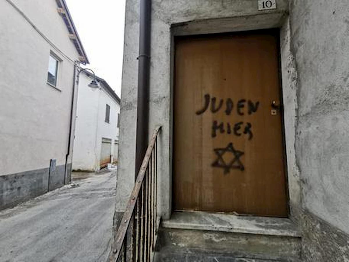 Antisemitismo, a Torino adesivi con svastica sulla casa della figlia di un partigiano
