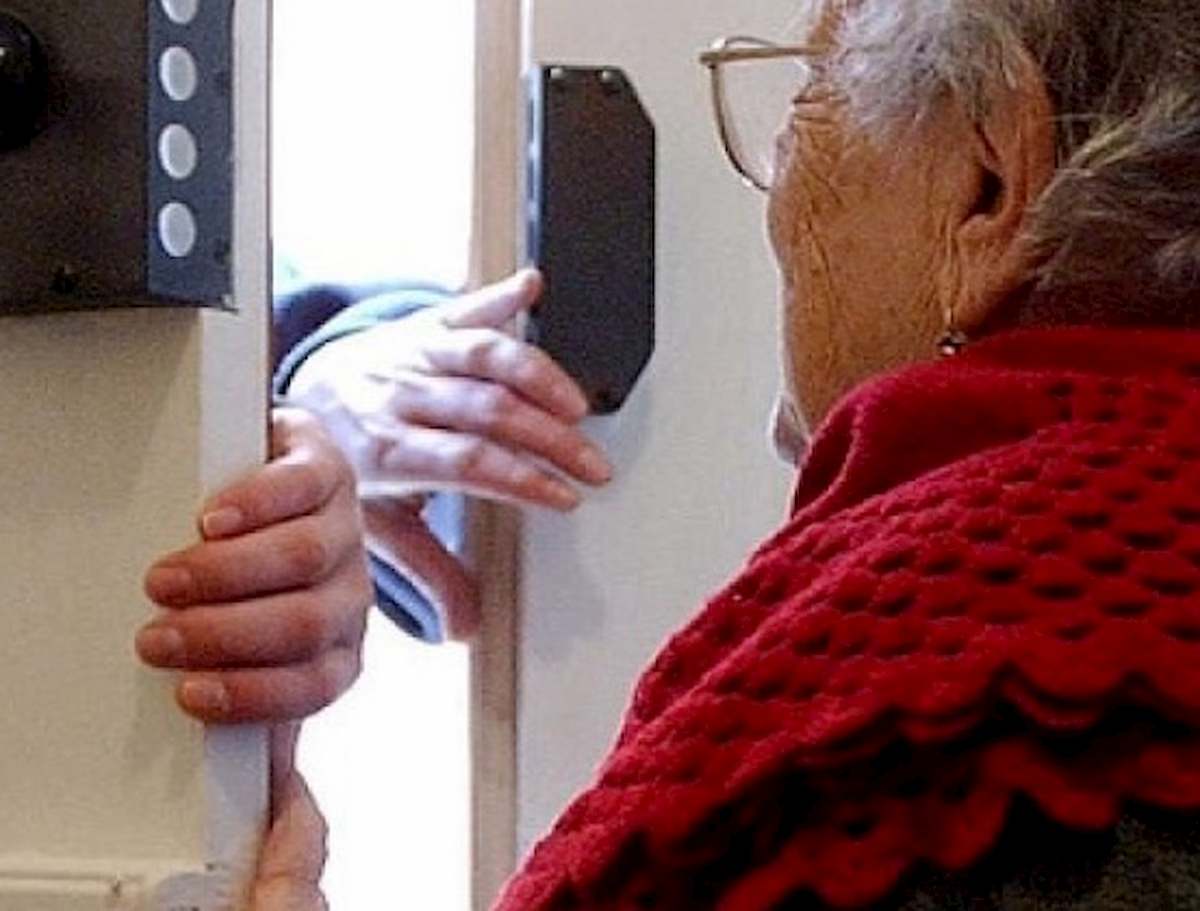 Coronavirus, "Signora dobbiamo disinfettare le banconote". Rubati 500 euro ad anziana a Bologna