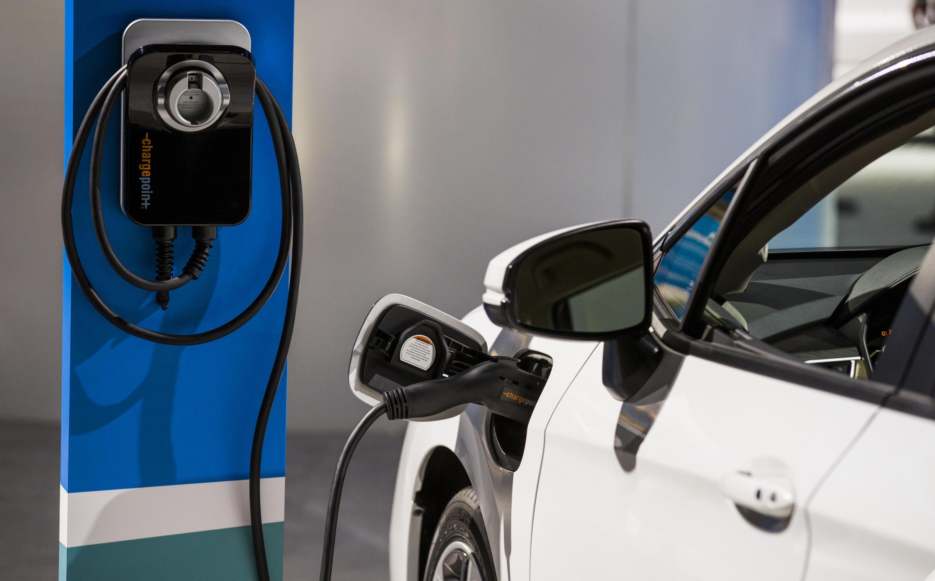 Auto ibride ed elettriche, bonus scatta con meno emissioni