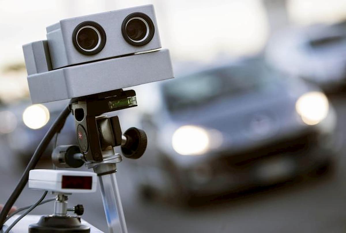 Autovelox: segnalare via chat posti di blocco e controlli è legittimo