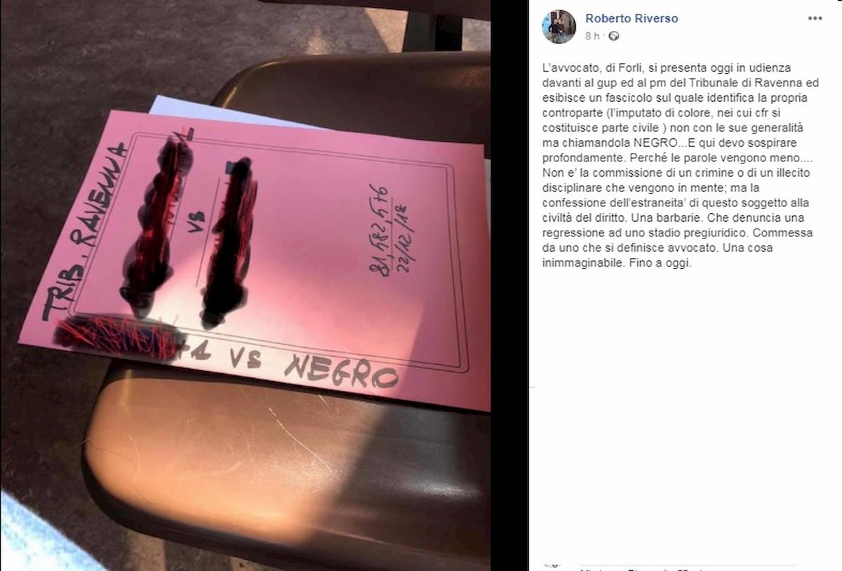 avvocato scrive negro su fascicolo