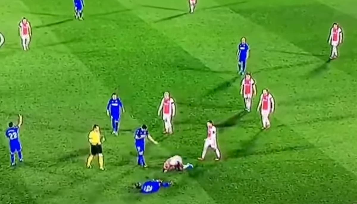 Nyom si rotola a terra dopo un fallo subito, Babel lo prende in giro imitandolo VIDEO