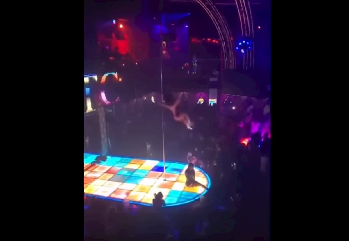 Ballerina di pole dance cade da oltre 4 metri durante spettacolo VIDEO Mascella rotta e caviglia slogata