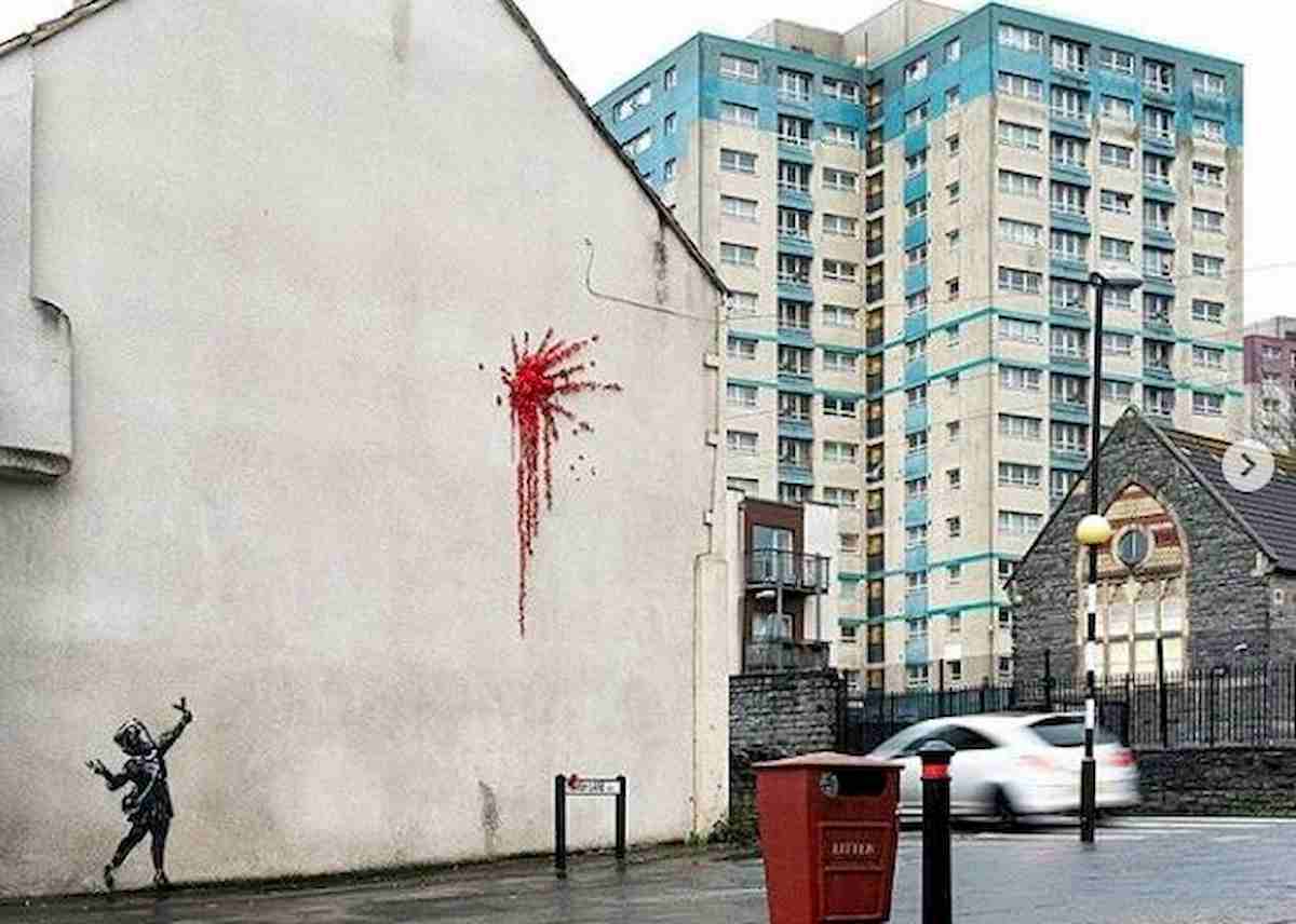 Banksy riappare a Bristol: il murales per San Valentino è il cuore di Cupido esploso