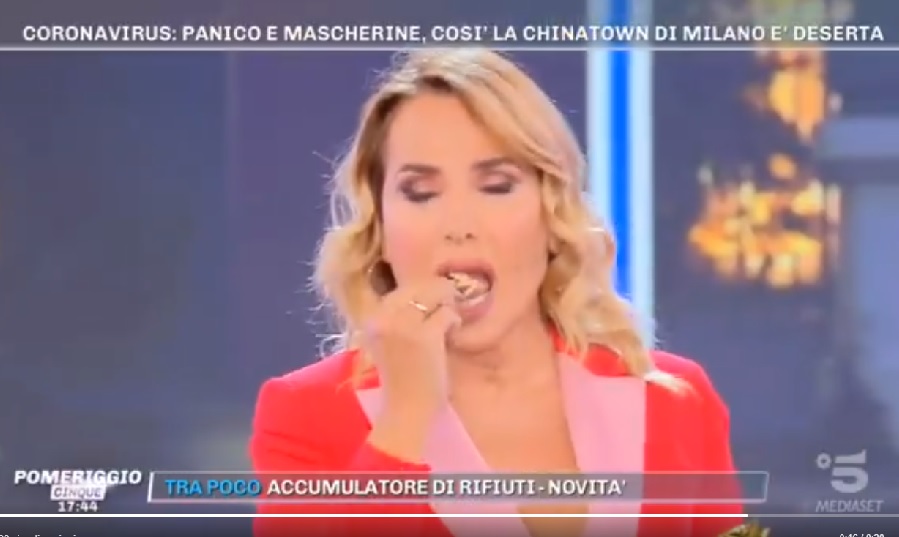 Coronavirus, Barbara d'Urso mangia un biscotto cinese in diretta a Pomeriggio Cinque