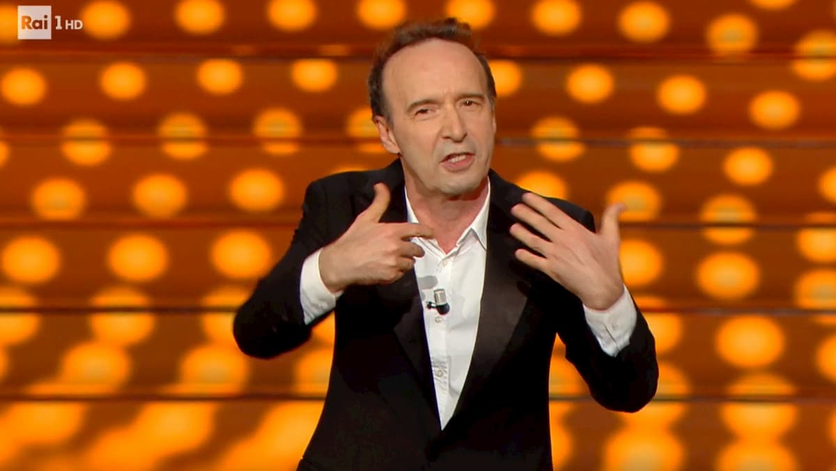 Roberto Benigni a Sanremo scherza su Salvini: "Si vota anche citofonando..."